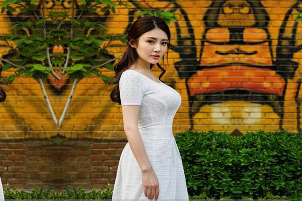 极 品美人 妻 举手投足间尽是风情 负距离接触 干 爽